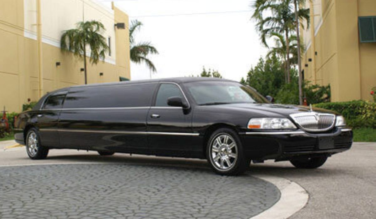 Exploring the Luxurious Benefits of Using a Limousine Service in McDonough